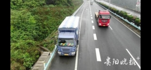 貨車在高速路上“違停” 交警“空中”取證驅離