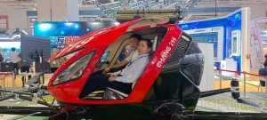 國內首款載人無人機亮相，可在600米高空進行消防作業
