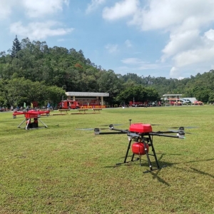 廣東省首屆森林消防大比武 華科爾消防無(wú)人機(jī)干粉噴灑滅火展實(shí)力 ...