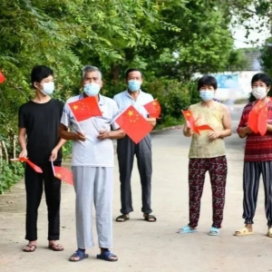 解封！南京溧水區毛家圩村村民對著無人機揮旗慶賀